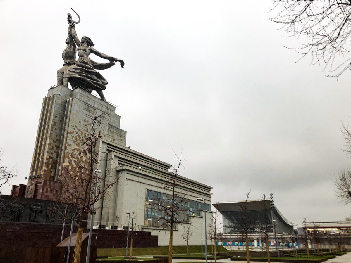Памятник рабочий и колхозница в Москве в 1993