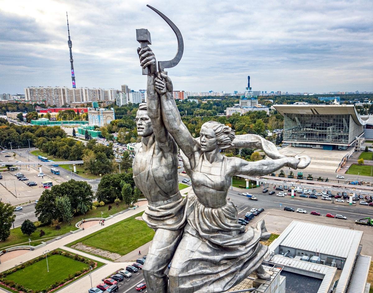 Памятник на ВДНХ рабочий и колхозница