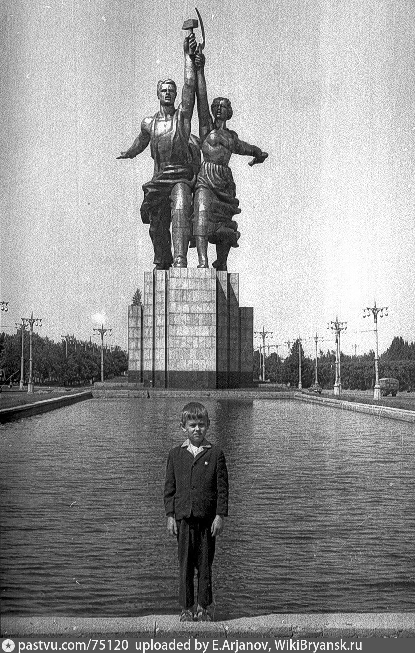Памятник на ВДНХ рабочий и колхозница