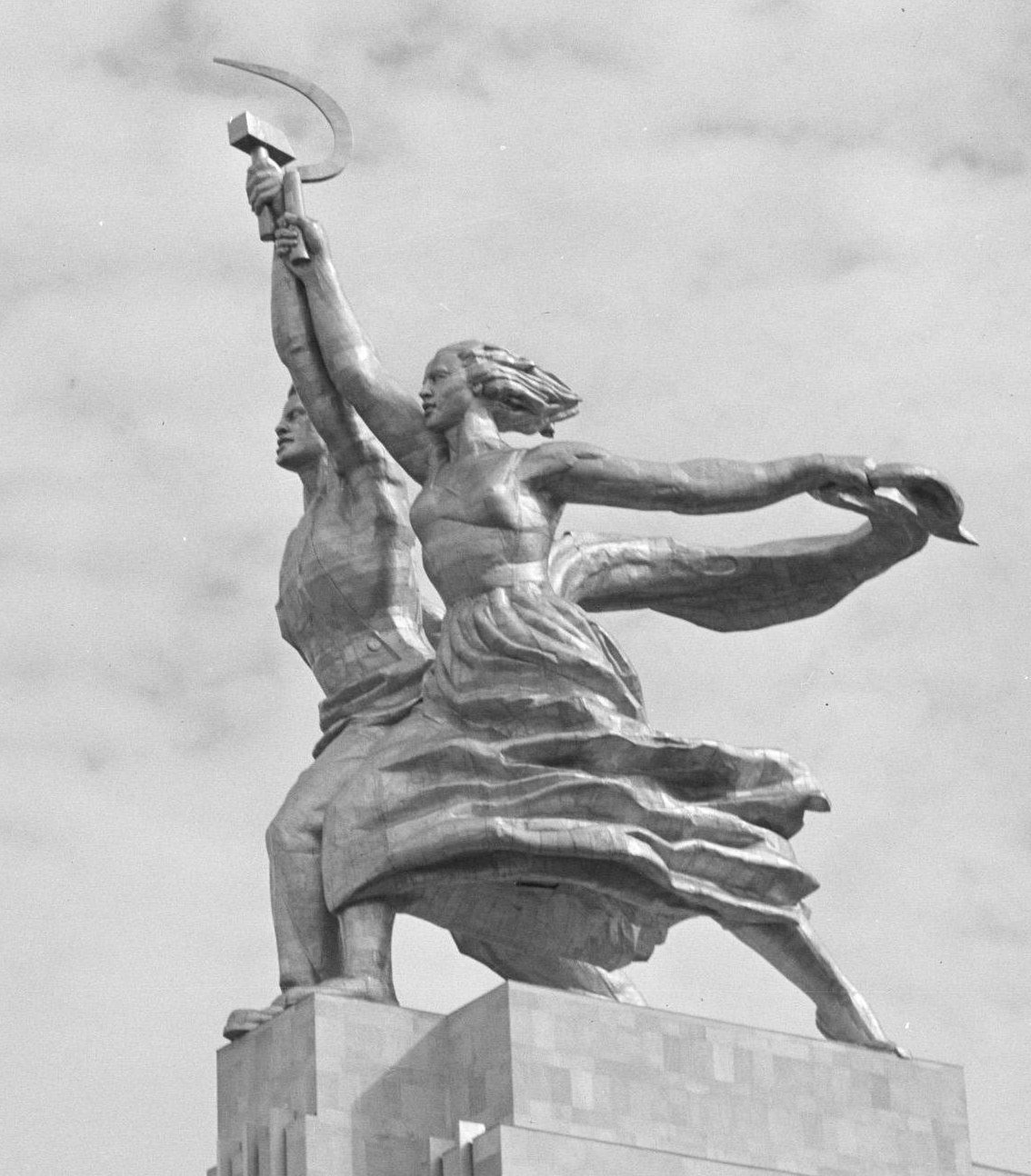 Рабочий и колхозница скульптура