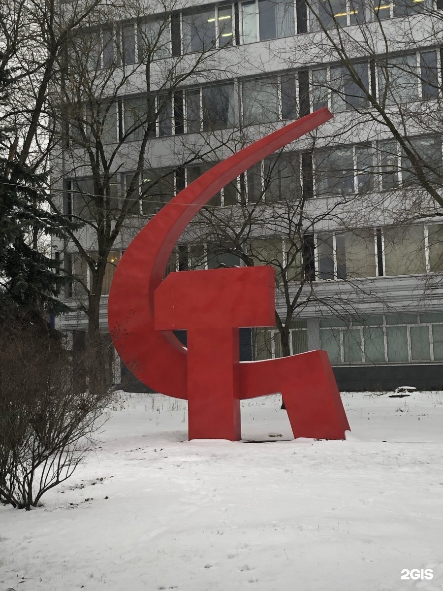 Статуя серп и молот в верхней Пышме