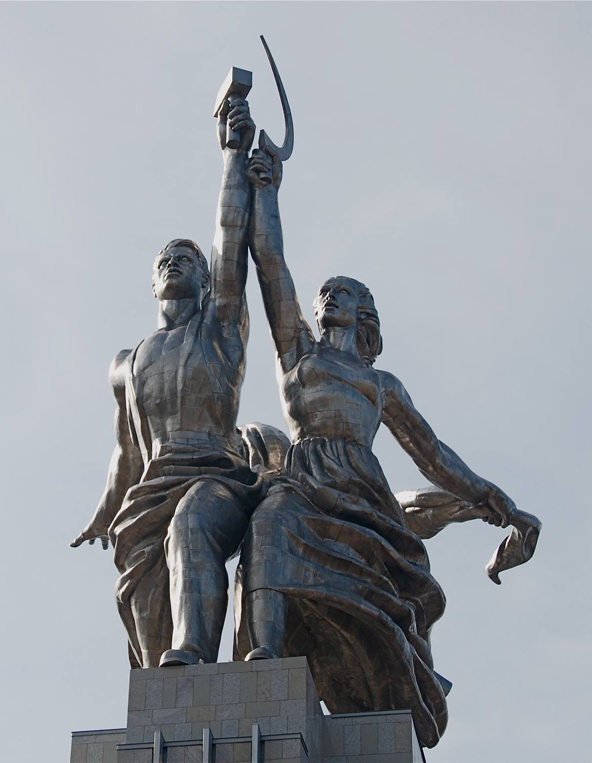 Памятник мужчина и женщина серп и молот