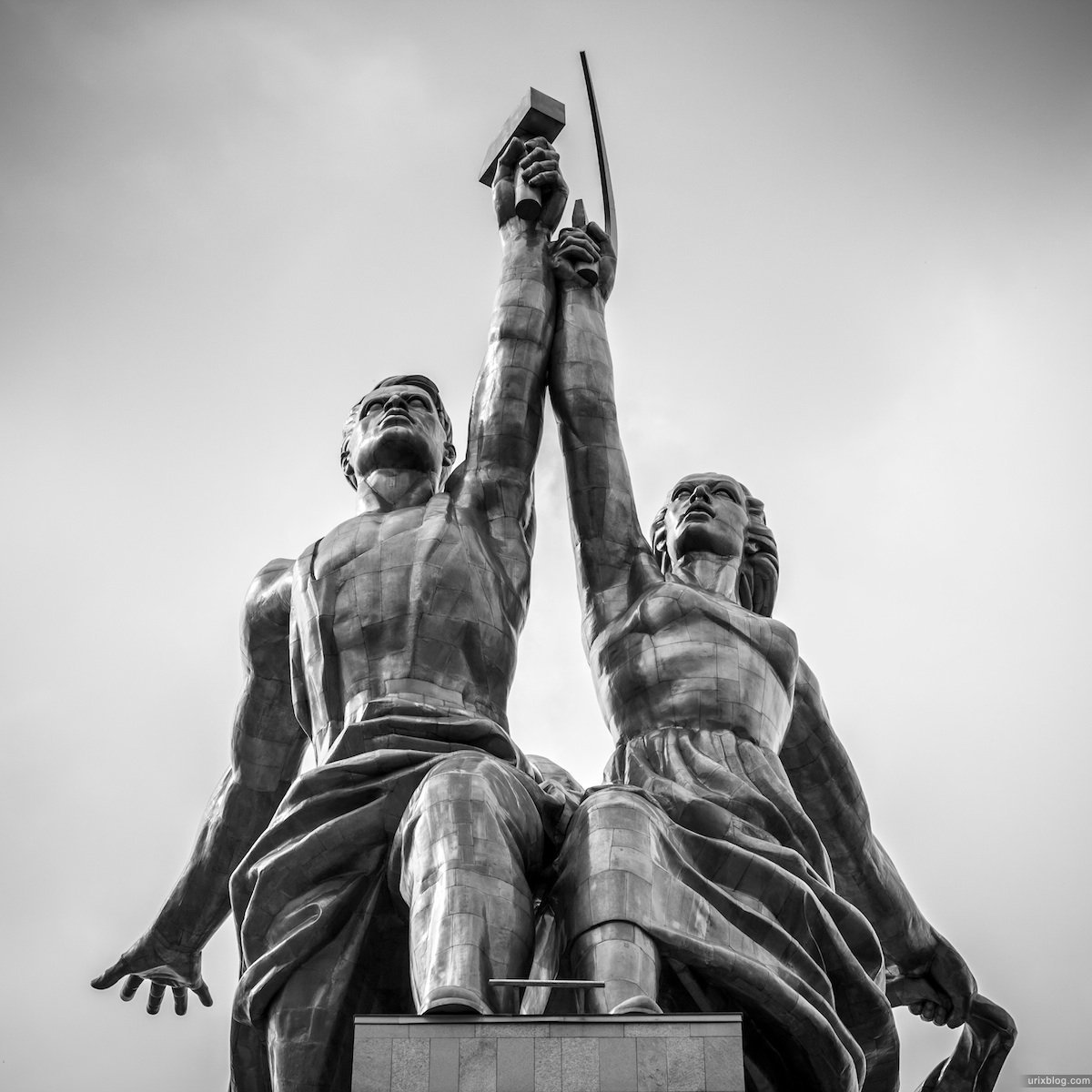 Статуя серп и молот в Москве