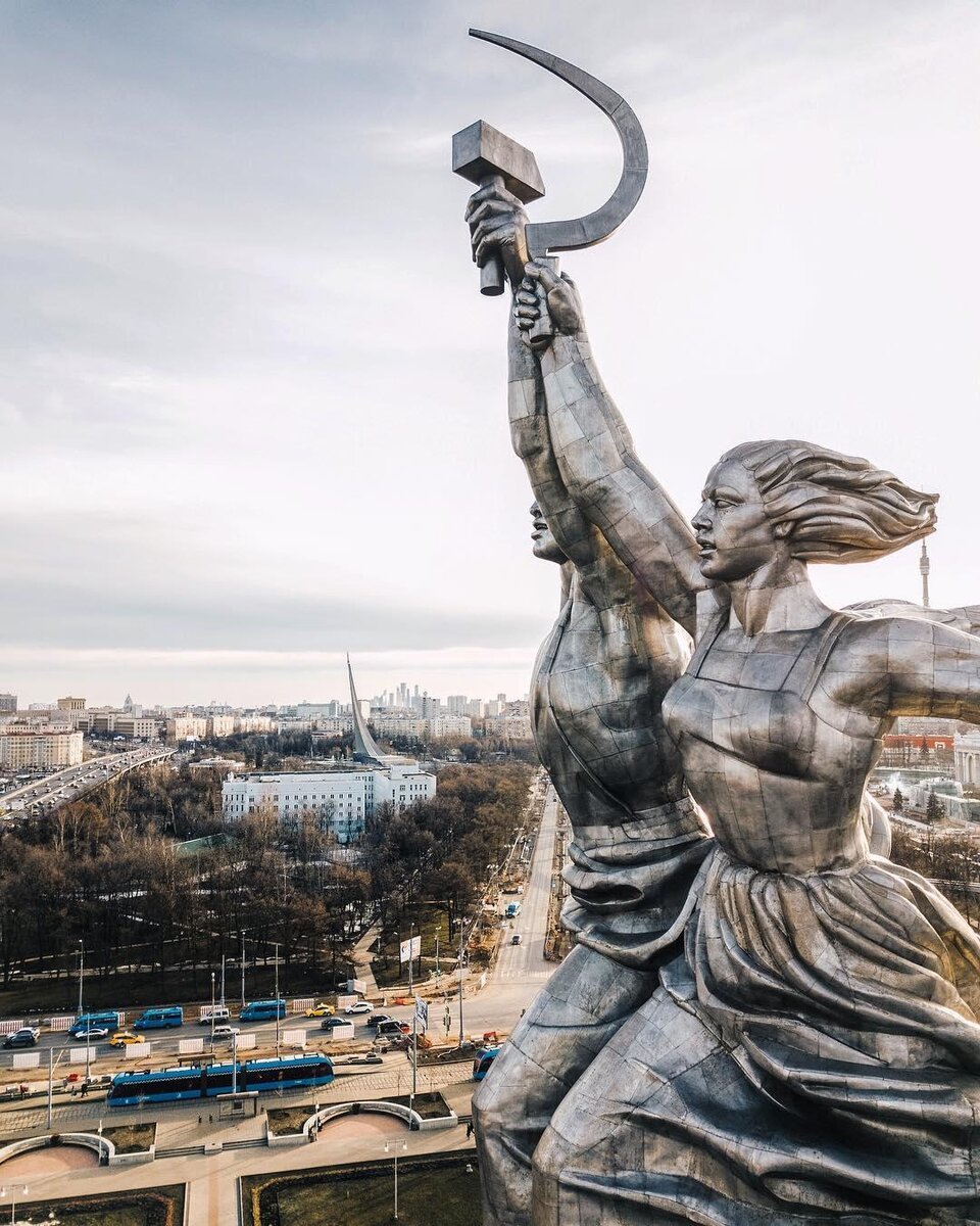 2. Памятник «рабочий и колхозница» — Москва