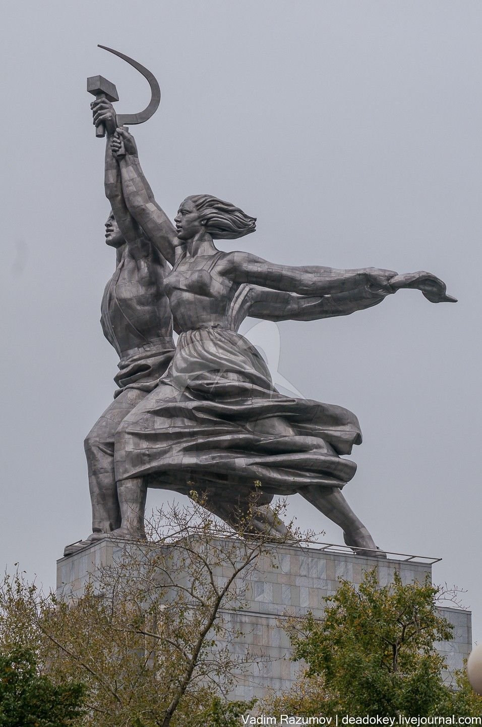 Колхозница серп и молот