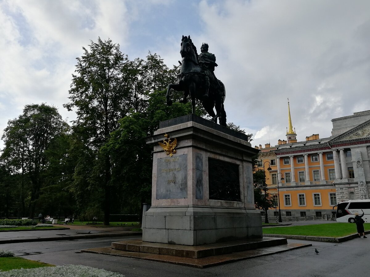 Памятник Петру i (Михайловский замок)