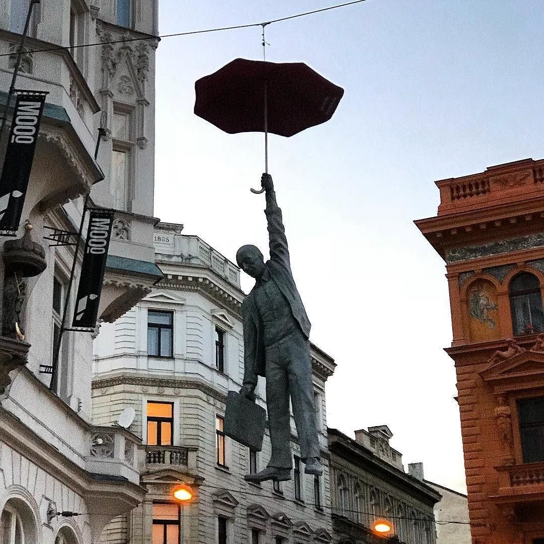 Висячий памятник в Праге
