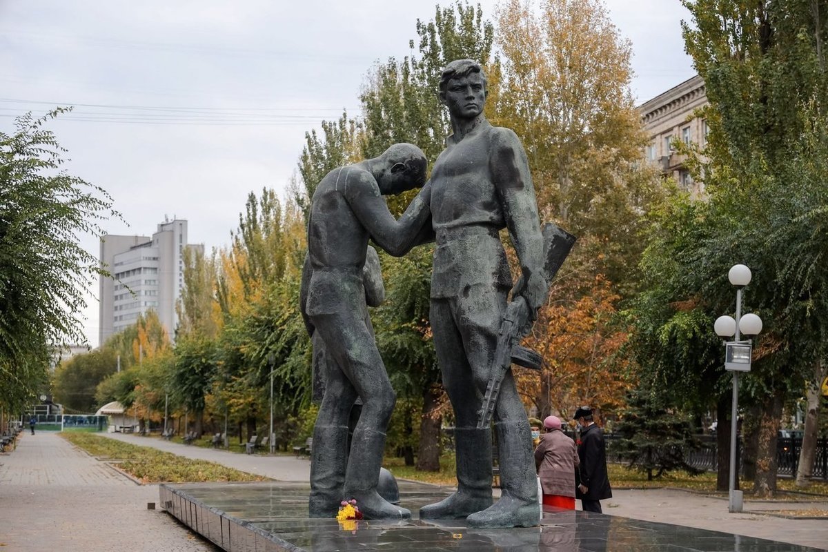Памятник комсомольцам Волгоград