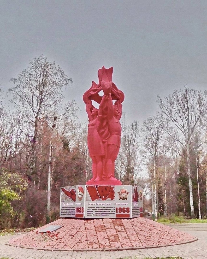 Памятник комсомольцам в Арзамасе розовый