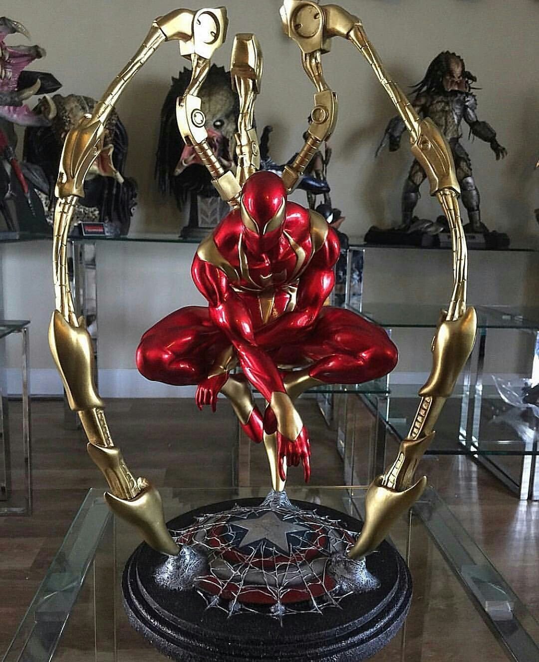 Marvel герой скульптура