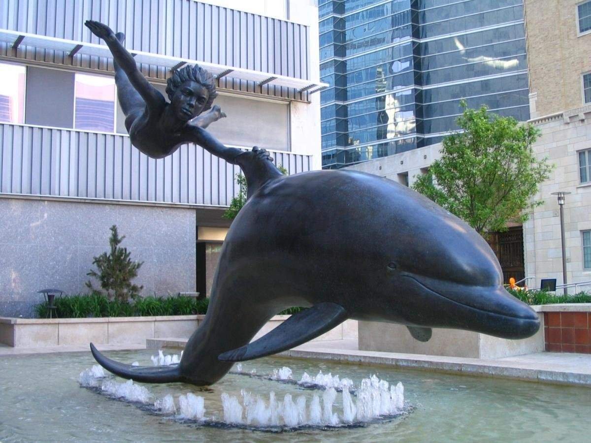 Дэвид Уинн скульптура Dolphine