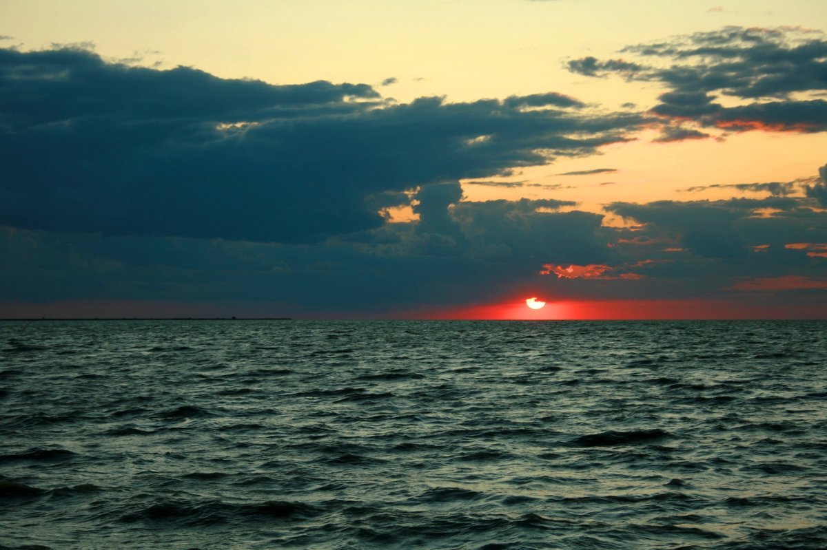 Закат на черном море