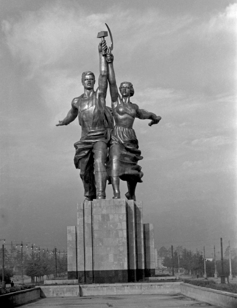 Вера Мухина рабочий и колхозница