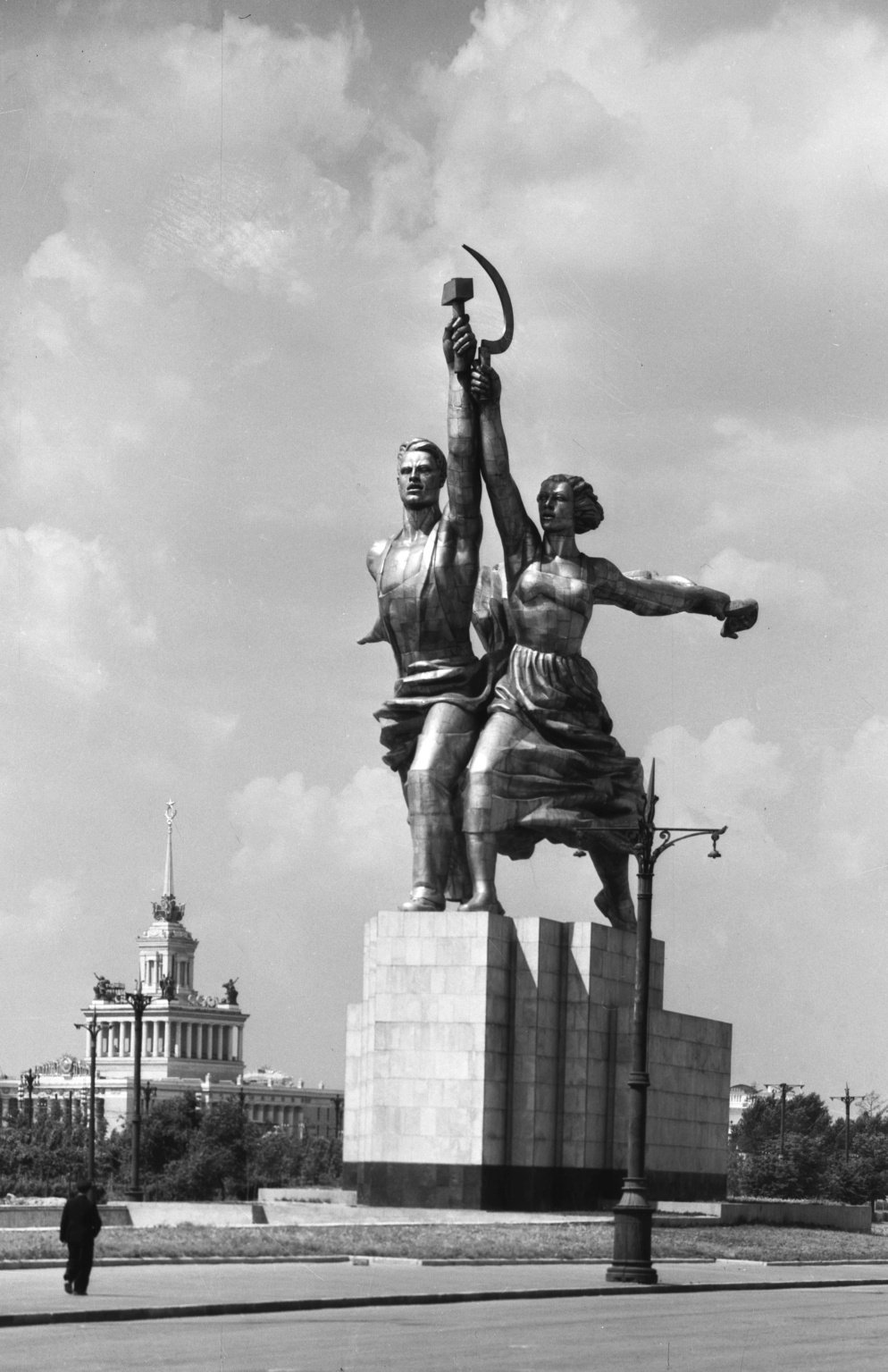 Монумент «рабочий и колхозница» веры Мухиной (1937)
