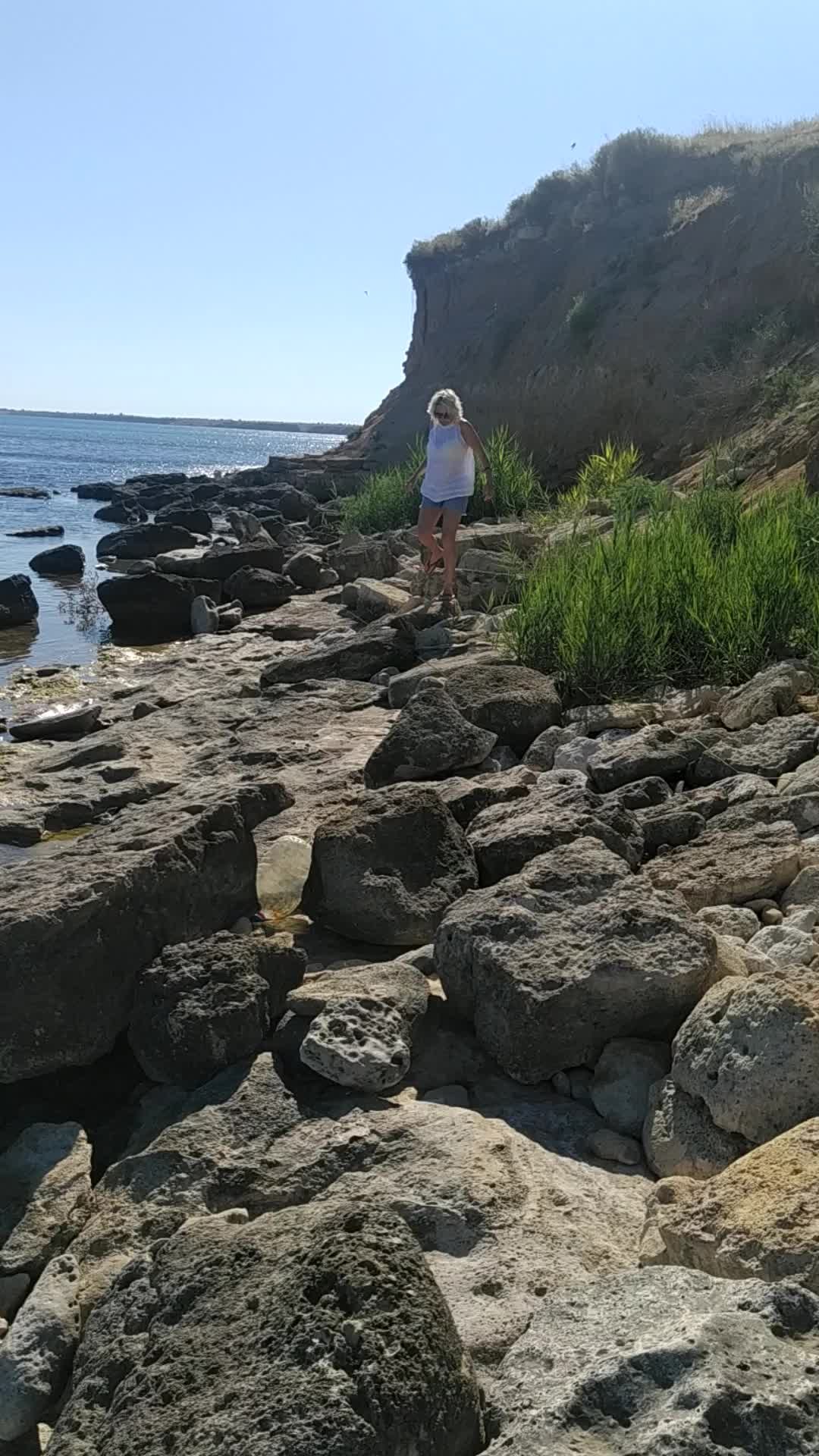 Поцарапался камнем в море