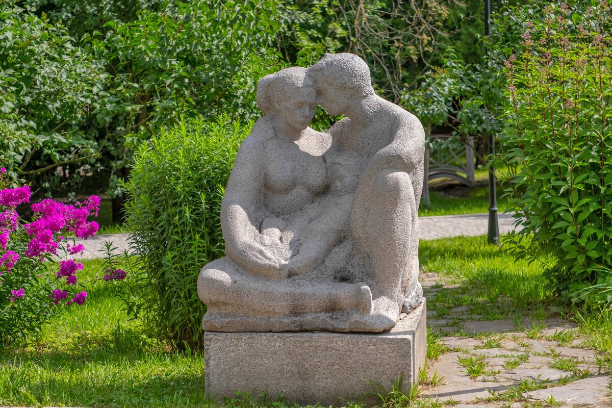Динамическая скульптура семьи