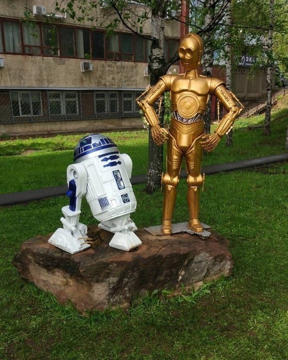 Памятник звездным войнам в Ижевске