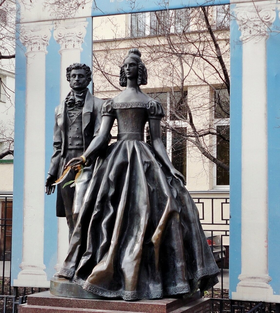 Памятник Пушкину и Гончаровой в Москве