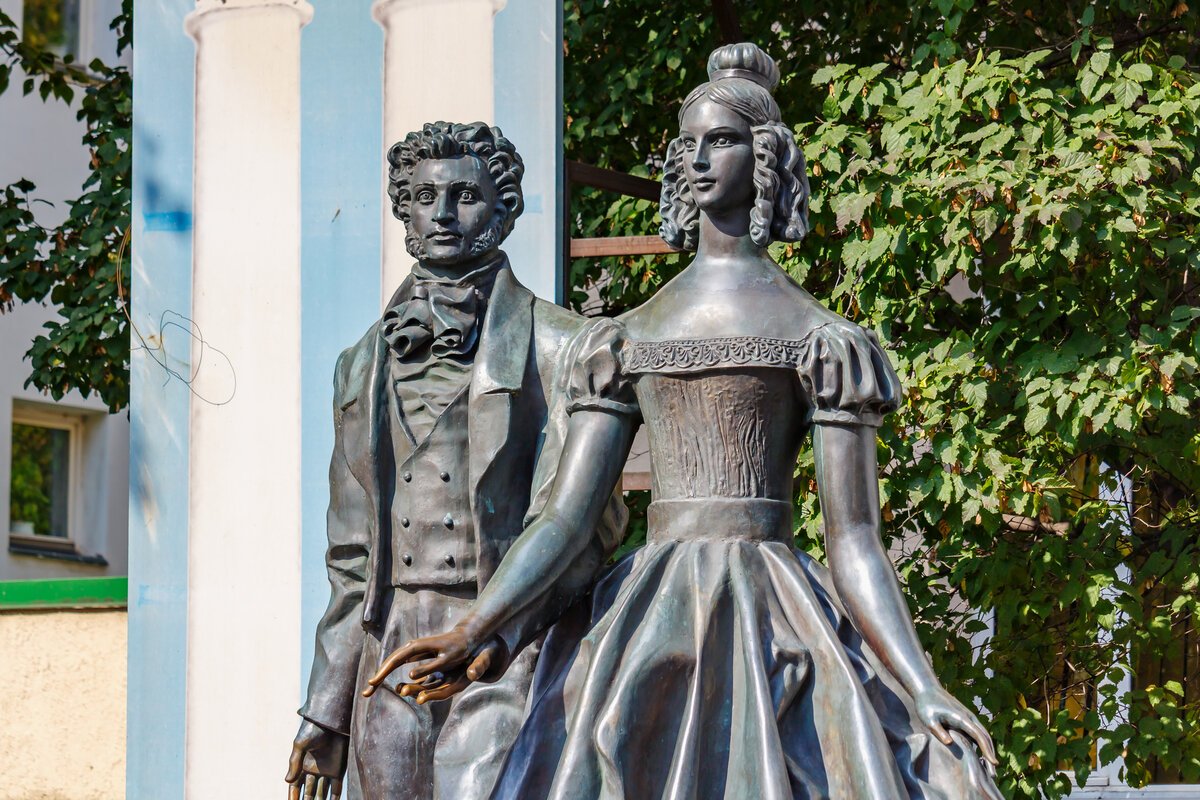 Памятник Александру Пушкину и Наталье Гончаровой (Москва, Арбат)