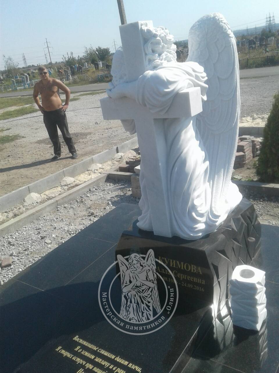 Ангел с крестом на памятник