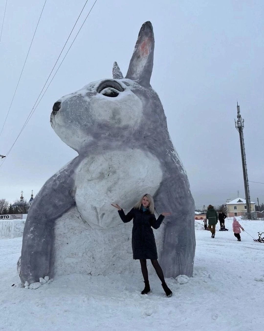 Зайчик скульптура