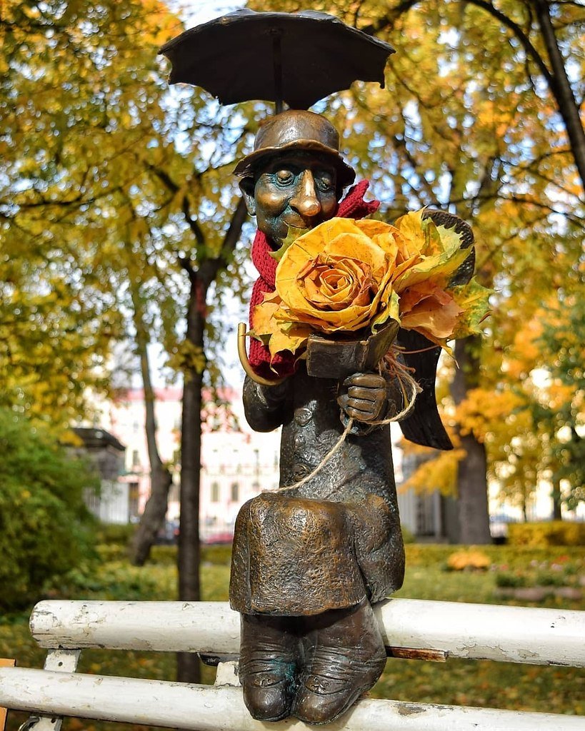 Скульптура ангела в Питере на скамейке