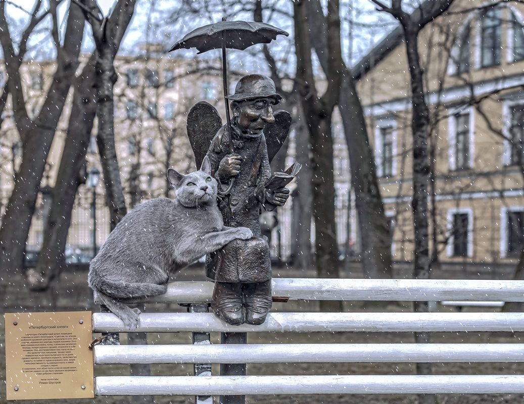 Ангел в Измайловском саду в Санкт-Петербурге