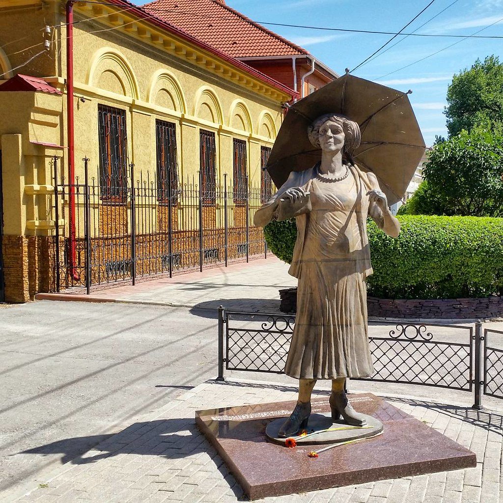Фаина Раневская памятник в Таганроге