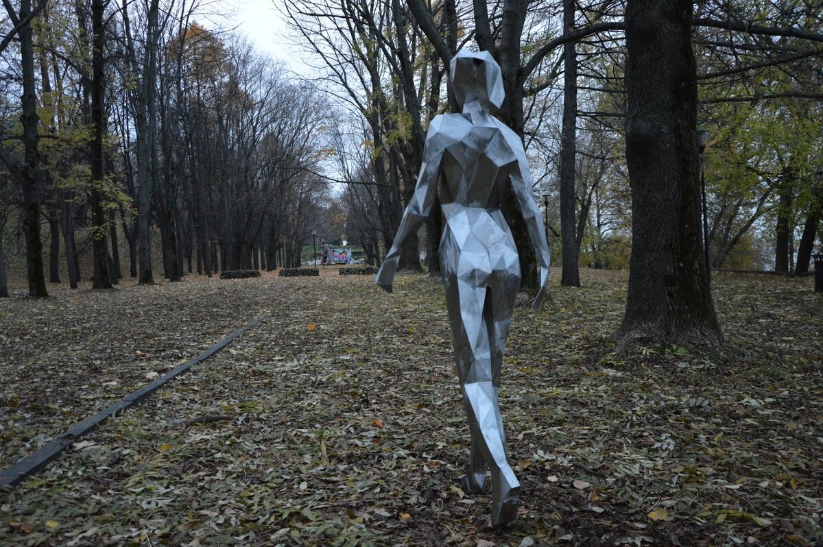 Скульптура девушки в парке