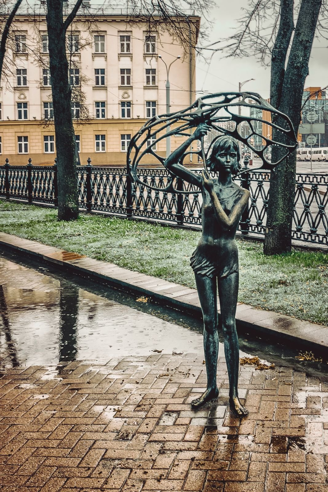 Памятник девочка с зонтом