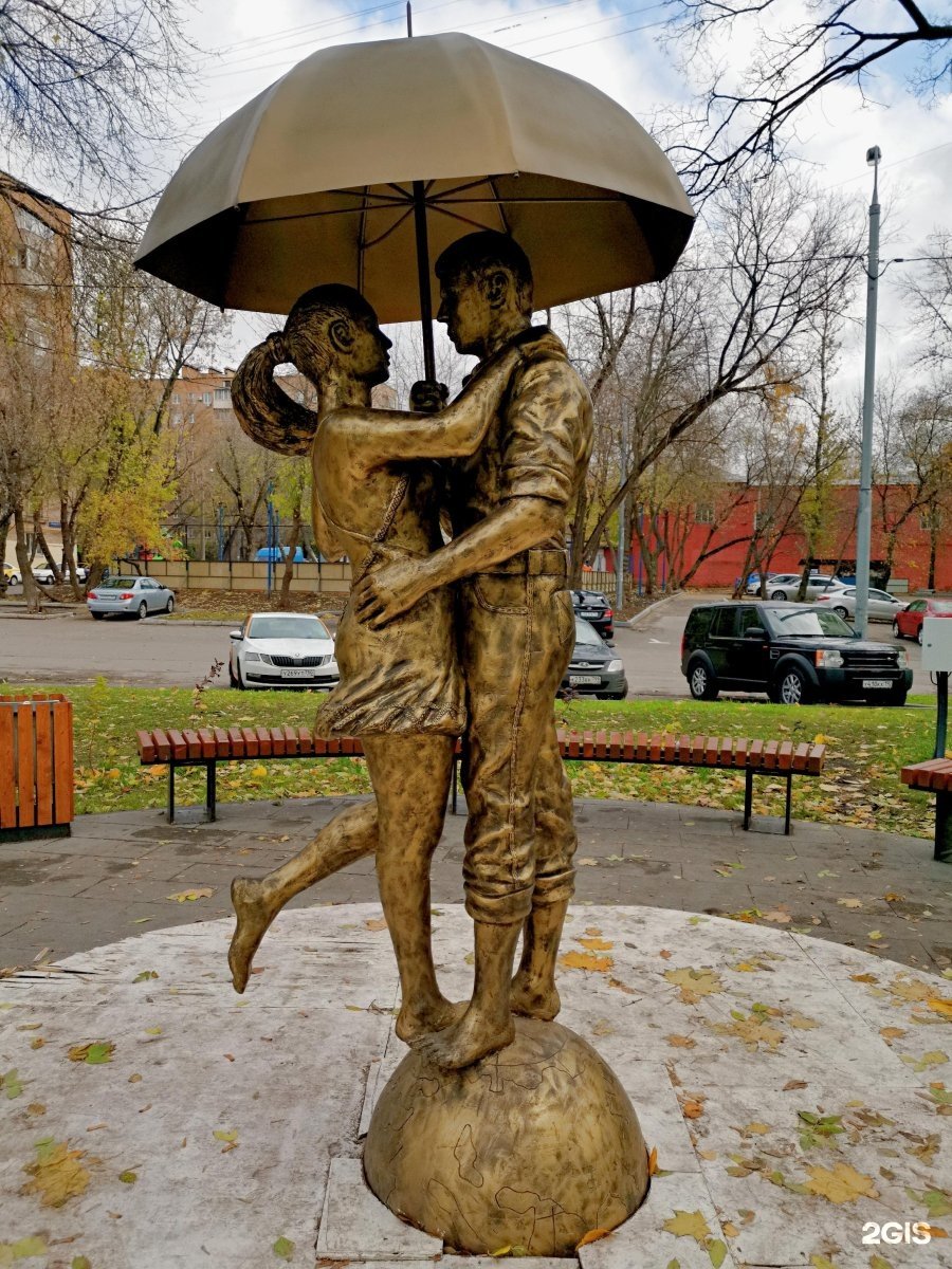 Скульптура пара зонтик