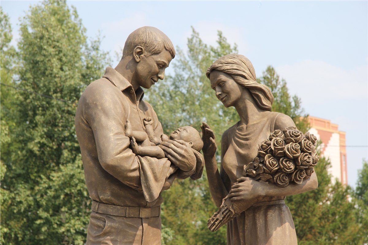 Красноярск счастливая семья статуя