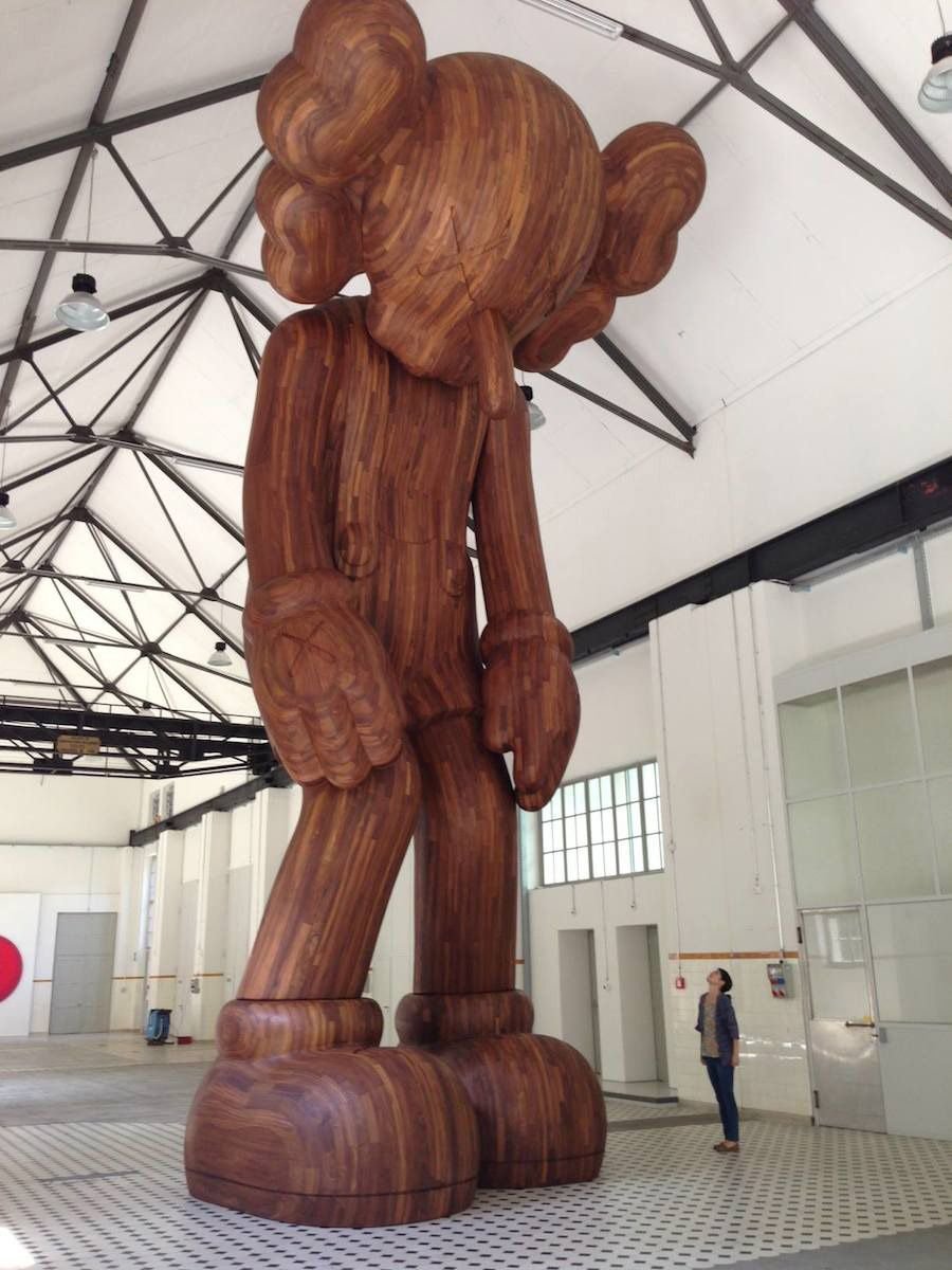 KAWS скульптура