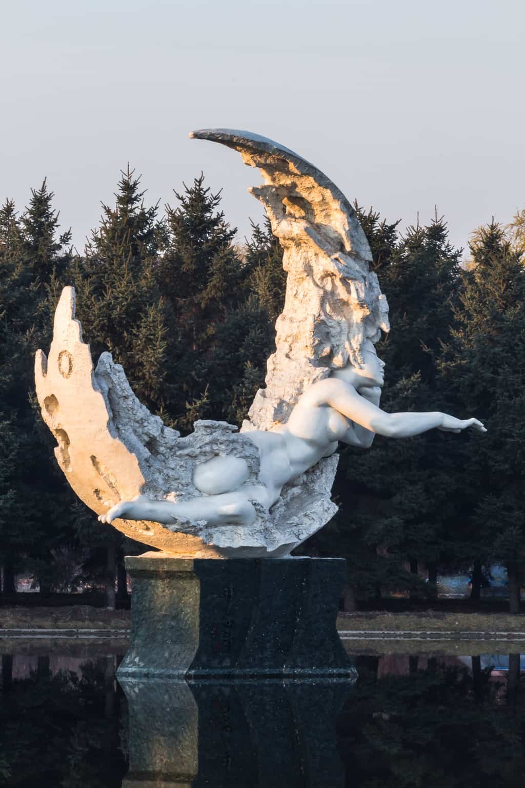 Луна скульптура