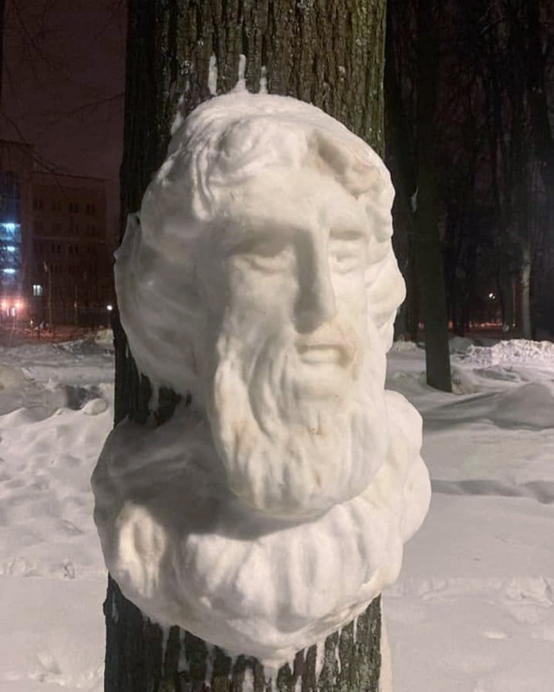 Скульптура в парке Горького зимой