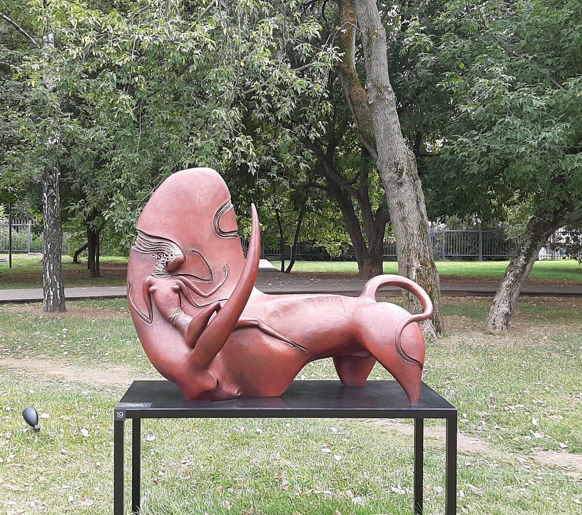 Странные скульптуры полуживотных