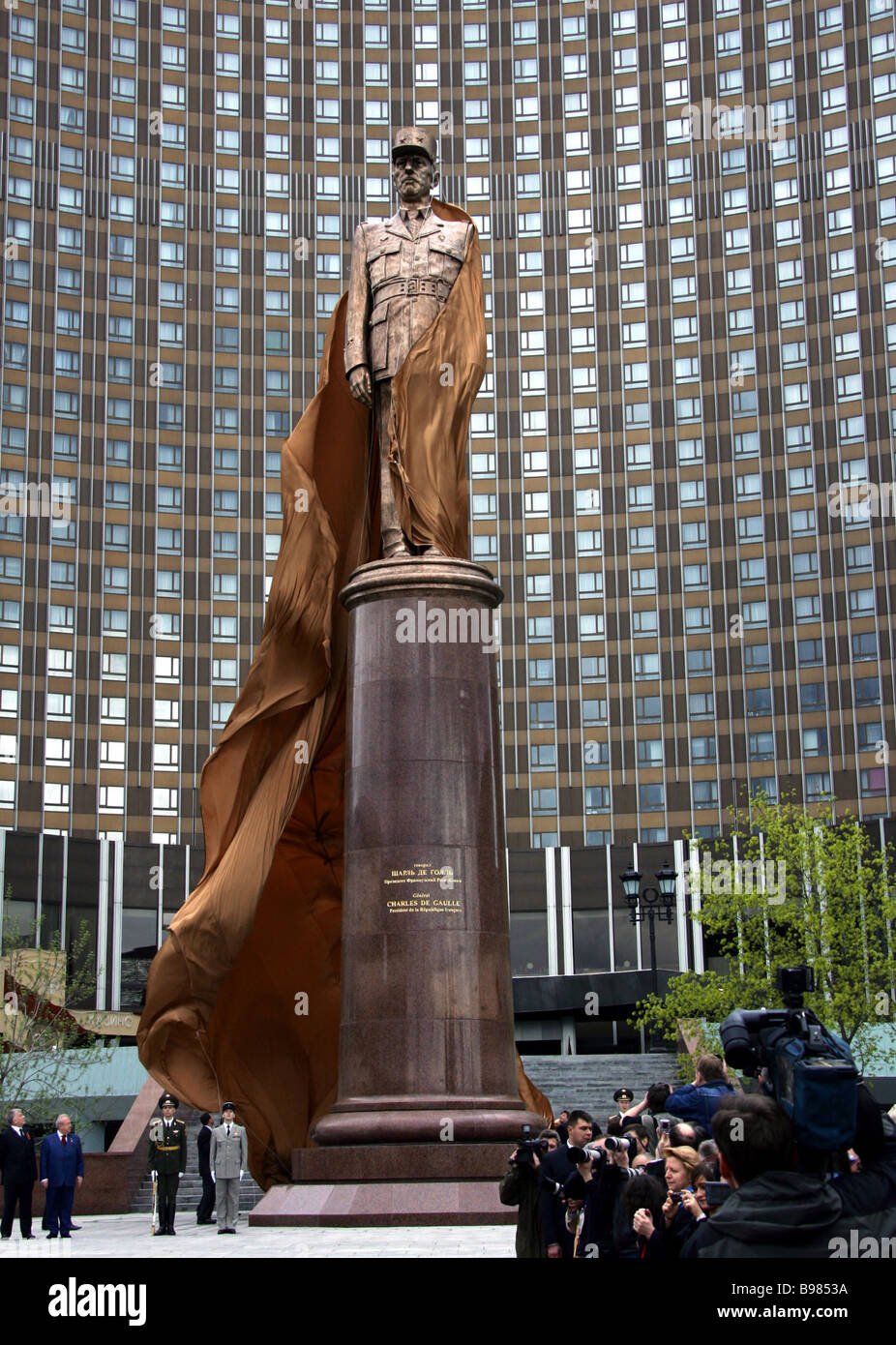 Памятник Шарля де Голля в Москве