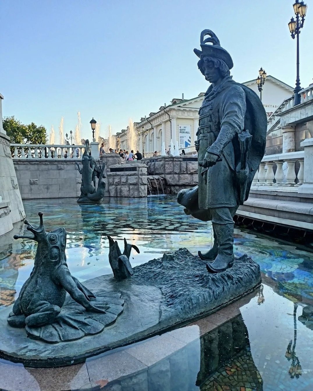 Московские дворы со скульптурами