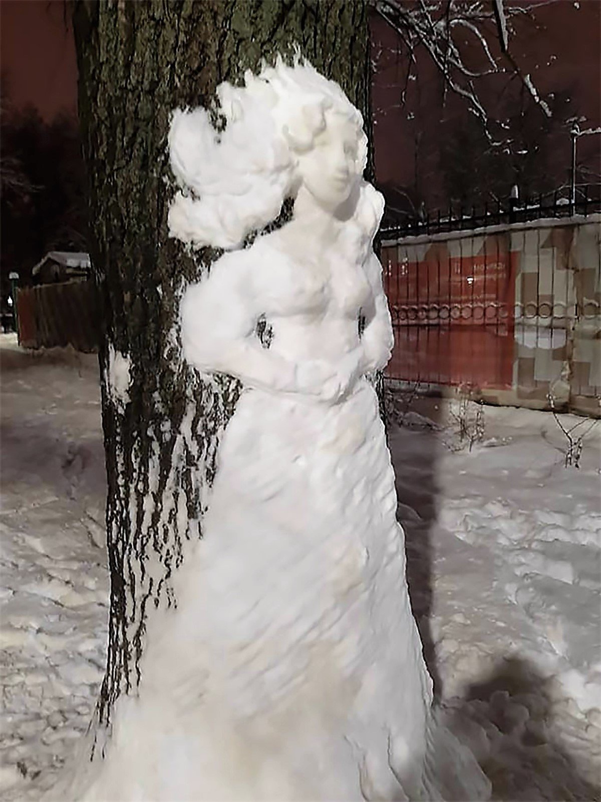 Барельефы из снега