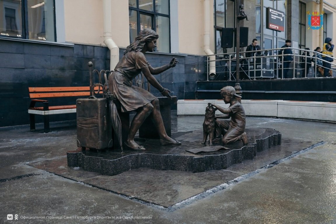 Скульптура турист