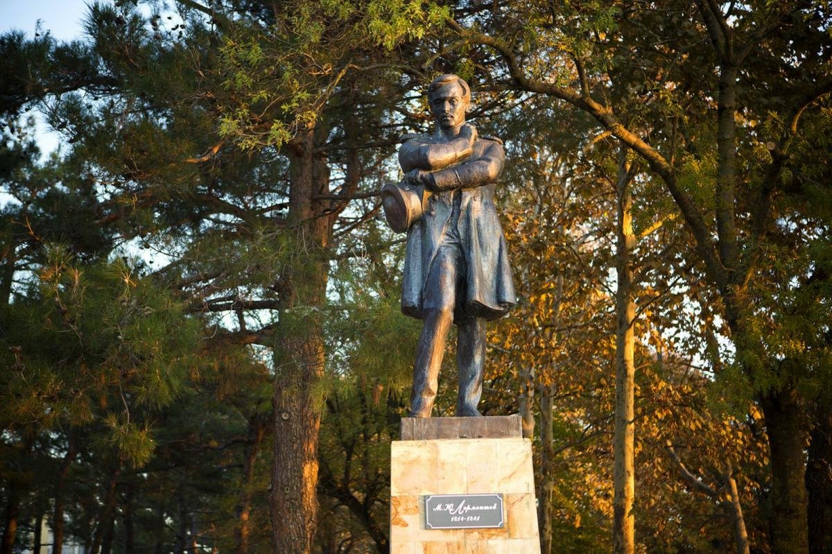 Памятник м.ю. Лермонтову в Геленджике