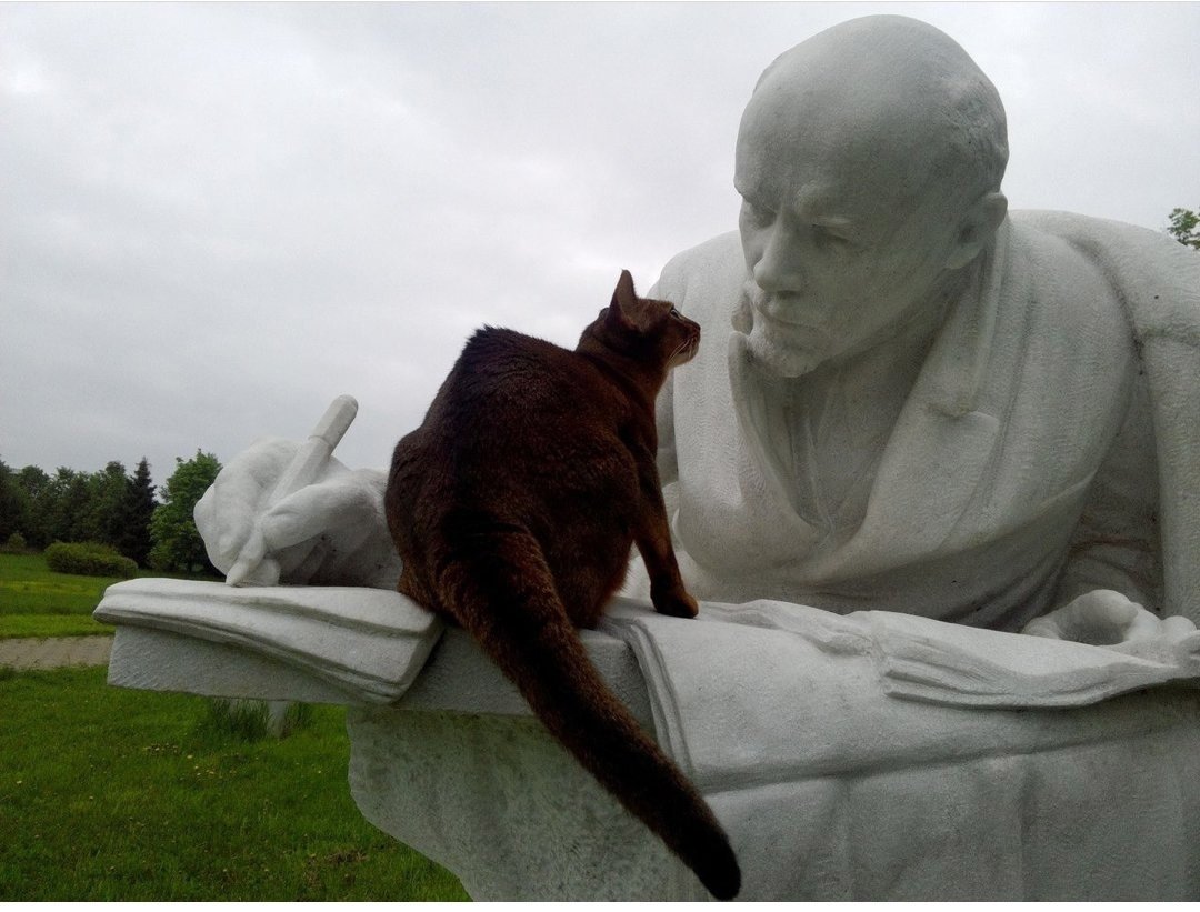 Ленин с котом памятник