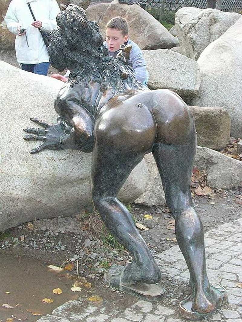 Памятник ведьме Гарц