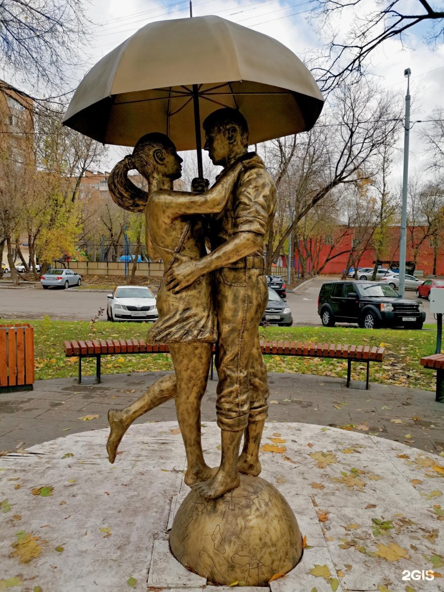 Киров салехард. Скульптура влюбленных. Скульптура под зонтиком. Статуя влюбленные под зонтом. Памятник парочка под зонтиком.