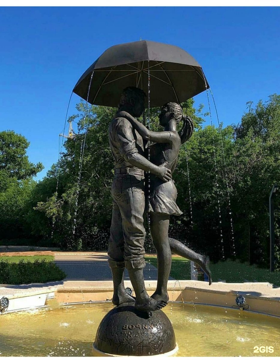 Скульптура влюбленные под зонтом