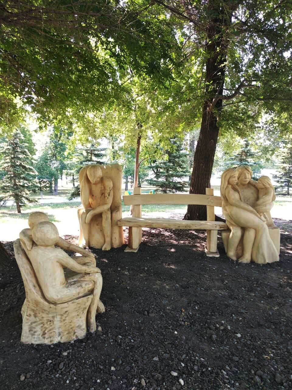 Деревянные скульптуры в парке дружбы