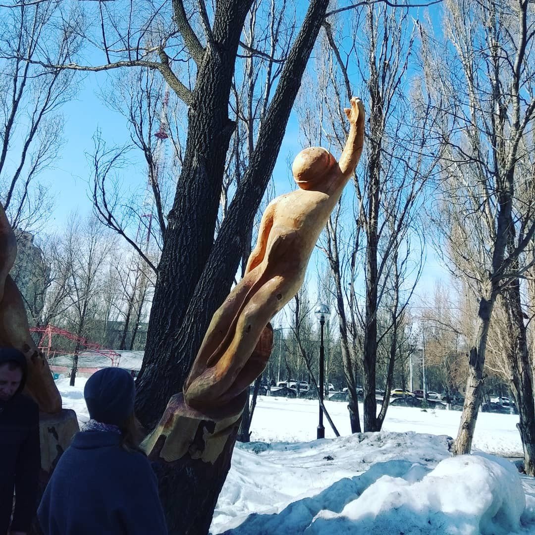Скульптура дерево дружбы