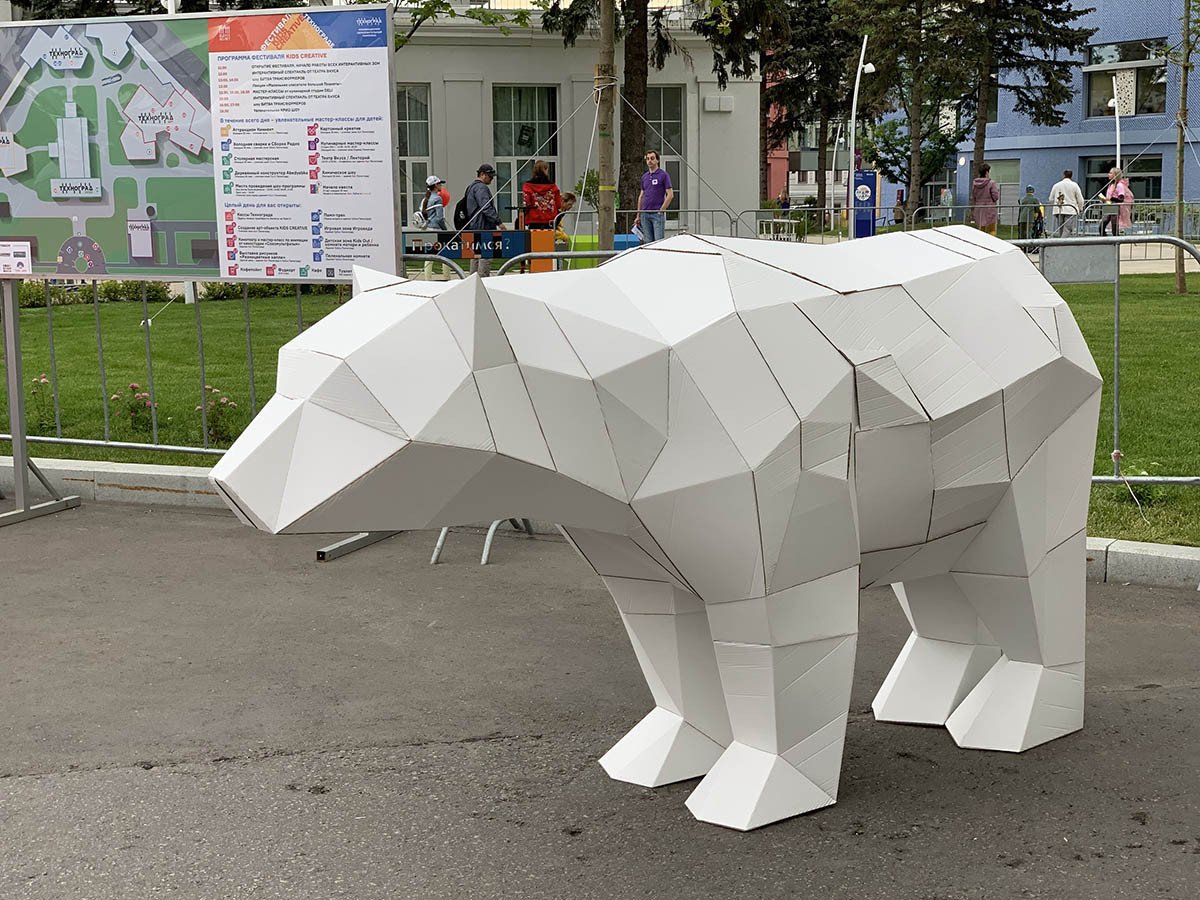 Полигональная скульптура Пеликан
