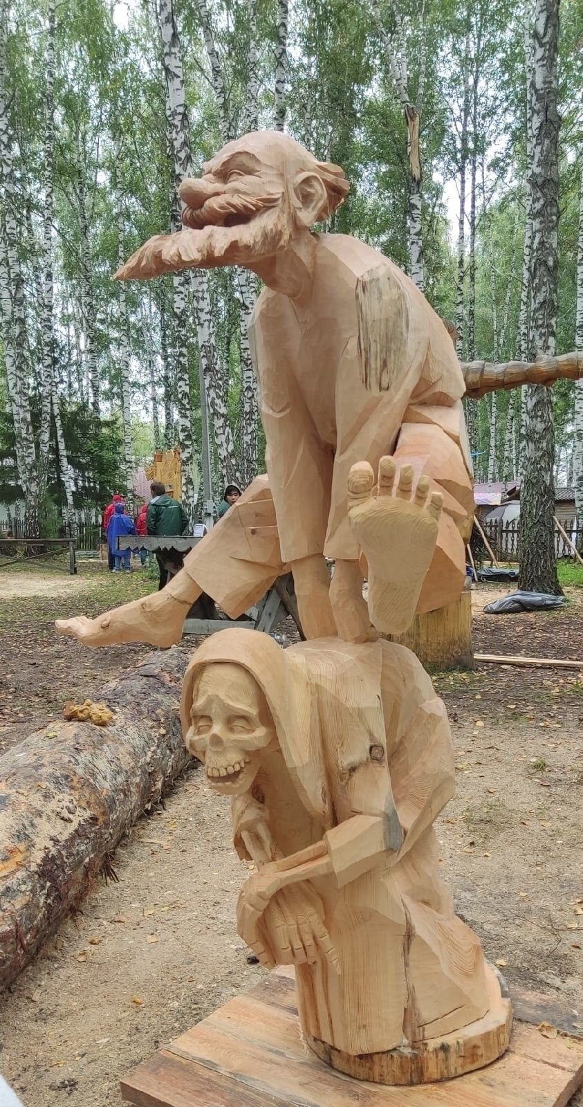 Сказочные скульптуры из дерева