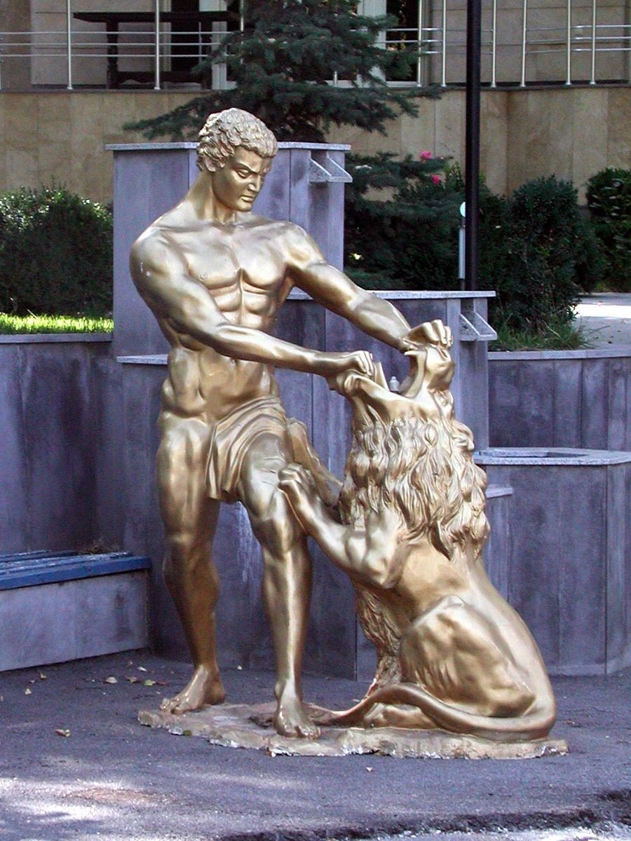 Разрывает пасть. Симон раздеращий пасть лв. Геракл разрывающий пасть льву скульптура.